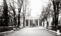 Житомир - Житомир. Колоннада и фонтан у входа в городской парк