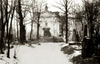 Житомир - Центральная аллея Польского кладбища с разрушенной часовней Святого Станислава