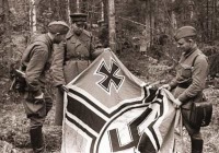 Смоленская область - Воины Западного фронта со знаменем 17-й немецкой механизированной дивизии, разгромленной в боях под Ельней
