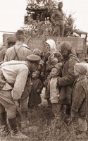 Смоленская область - Встреча воинов Западного фронта с жителями одного из освобождённых от немецко-фашистских захватчиков населённых пунктов