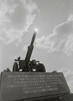 Ельня - Гаубица М-30, установленная на постаменте у деревни Ушаково, где осенью 1941 года шли бои по ликвидации Ельнинского выступа