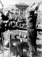  - Военнопленные выступают с цирковым номером в лагере для советских военнопленных в районе  Сычевки