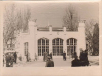 Кисловодск - У входа в Нарзанную галерею