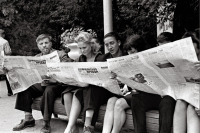 Тамбов - Тамбовчане, читающие газету «Тамбовская правда», в городском парке культуры и отдыха