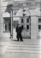 Казань - На крыльце здания филиала Академии Наук СССР.