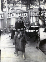 Казань - ЦПКиО им. Горького. Мальчик на карусели.