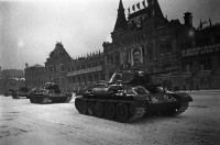 Москва - Советские средние танки Т-34 на параде на Красной площади.