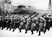 Москва - 7 ноября 1941 года по Красной площади прошли солдаты Красной Армии