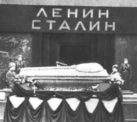 Москва - Гроб с телом Сталина вносят в Мавзолей.