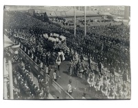 Москва - Фото коронационной процессии, идущей по территории Кремля, после церемонии коронования в Успенском соборе 14 мая 1896 г.