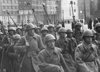 Москва - Колонна советских солдат на одной из улиц столицы
