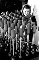 Москва - Контролер сборочного цеха Н-ского завода Красильщикова проверяет готовые к упаковке противотанковые гранаты