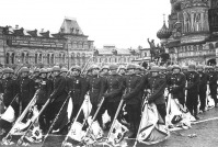Москва - Колонна офицеров Красной Армии с поверженными фашистскими знаменами на Параде Победы