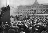 Москва - В.И.Ленин произносит речь на Красной площади в день празднования 1-й годовщины Великой Октябрьской социалистической революции. Москва, 7 ноября 1918 года