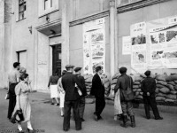 Москва - Москвичи у «Окон ТАСС» на улице Горького 1941, Россия, Москва