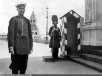 Москва - Пост возле памятника Александру II в Кремле 1900—1910, Россия, Москва,