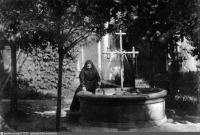 Москва - Двор Вознесенского монастыря. Монахиня у фонтана 1906—1914, Россия, Москва,