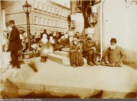 Москва - Нищие у подворья Валаамского монстыря 1911, Россия, Москва,