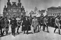 Москва - В.И. Ленин обходит строй рабочих отрядов Всеобуча на Красной площади 25 мая 1919 года.