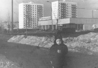Москва - Вид на дома 7(корп1 и 2) и дом 9 - Универсам по ул. Паперника Февр 1976 г