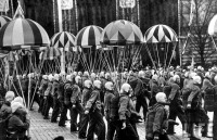 Москва - Колонна спортсменов-парашютистов на Красной площади