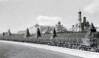 Москва - Москва. Кремлёвская набережная после демонстрации 1 мая 1950 г.