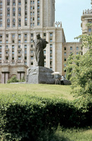  - Памятник Тарасу Григорьевичу Шевченко у гостиницы Украина.