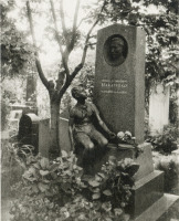 Москва - Новодевичье кладбище. Памятник на могиле Антона Семёновича Макаренко.