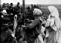 Белый - Женщины передают пленным одежду и пищу сквозь колючую проволоку в сборном лагере для пленных