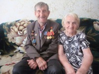  - Старейший из Болохово, участник Великой Отечественной войны Емельянов Алексей Андреевич с своей супругой в 2013 году