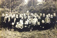 Болохово - Клавдия Ивановна Хамылова с своими учениками на школьном участке БСШ в 1961 году