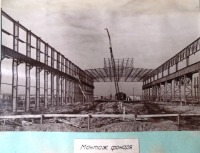 Болохово - Строительство Болоховского машзавода в 1955   году. На каркасе будущего цеха монтируется 
