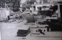  - Болоховский экспериментальный механический завод до реконструкции 1978 года. Заводской двор за проходной.
