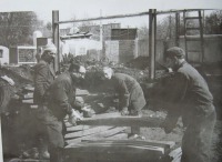 Болохово - Болоховский экспериментальный завод до реконструкции 1978 года. Работники техотдела наводят порядок около стройплощадки нового корпуса.