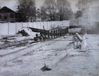 Болохово - Болоховский экспериментальный завод.  Установили забор из бетонных плит по периметру завода,начали делать эстакаду для складирования металлопроката. 1984 год
