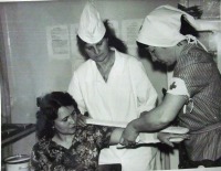 Болохово - Сельское училище г. Болохово.   Медсестра Бирюкова Лидия проводит практические занятия с учащимися.1968 год.