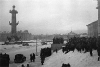 Санкт-Петербург - Жители Ленинграда у здания биржи встречают известие о снятии блокады города.