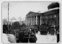 Санкт-Петербург - У Таврического дворца в день открытия первого заседания Совета рабочих и солдатских депутатов.