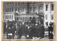 Санкт-Петербург - становка трамвая у Большого проспекта Васильевского острова в день открытия трамвайного движения.