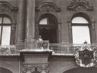 Санкт-Петербург - Император Николай II на балконе Зимнего дворца