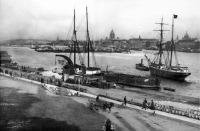 Санкт-Петербург - Панорама Невы . Вид с Николаевской набережной Васильевского острова.
