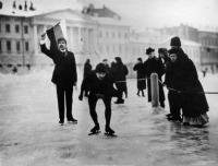 Санкт-Петербург - Состязание конькобежцев на Марсовом поле.