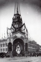 Санкт-Петербург - Здание Городской думы, украшенное к 300-летию дома Романовых.