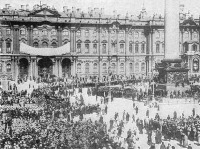 Санкт-Петербург - Народ собрался перед Зимним дворцом слышать Ленина