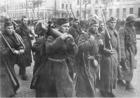 Санкт-Петербург - Регулярные советские части отправляются на передовую по одной из ленинградских улиц