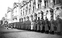 Санкт-Петербург - Строй солдат у Екатерининского дворца
