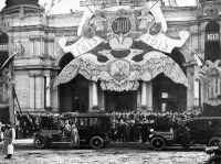 Санкт-Петербург - Фасад Народного дома императора Николая II (в Александровском парке) в дни празднования 300-летия Дома Романовых. 1913.