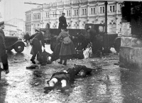 Санкт-Петербург - Погрузка убитых и раненых на грузовики на площади Восстания после очередного вражеского артобстрела