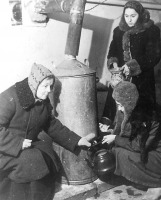 Санкт-Петербург - Жители Смольнинского района у кипятильника в бомбоубежище набирают горячую воду