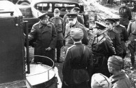 Санкт-Петербург - Командующий Ленинградским фронтом генерал-полковник Говоров Л.А. (второй слева)  осматривает выставку автомобилей